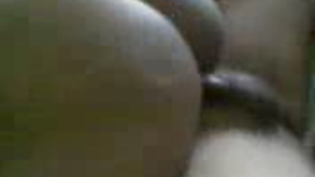 Nasmiješena djevojka seksjapan ukusno sisa fitnes trenera