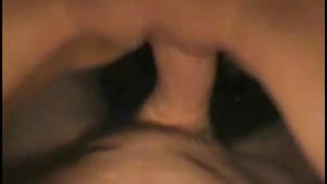 Skinula je majicu i tube seks video dodirnula joj sise i pičku