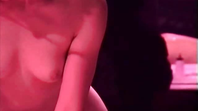 Veliki penis povukao je crvenokosu toilet seks kuju