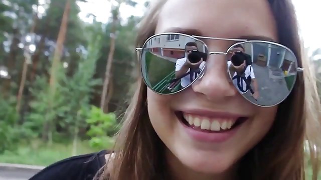 Klasična porno sex film full brineta obrađuje dva kurca u WC-u