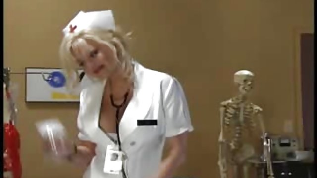 Kroz rupu u pantyhose masturbirao je mom son seks vibratorom