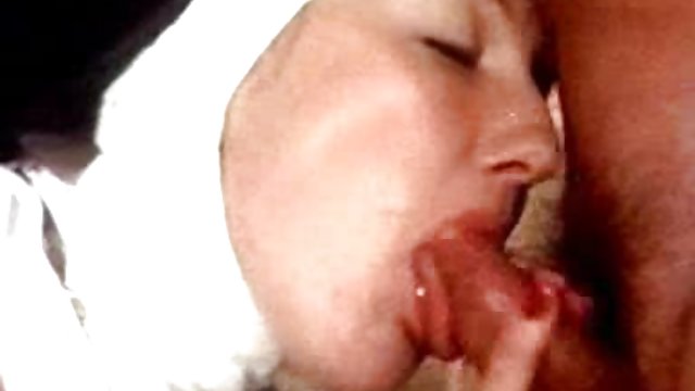 Plavuša u sex porni film čarapama se sjeba na web kameru sa suprugom