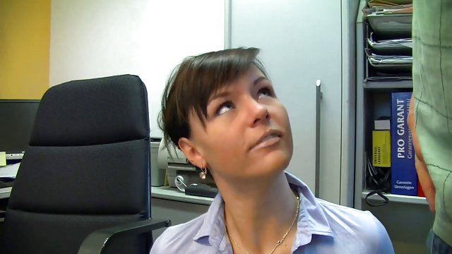 Izvukli su obje rupe na staklenom falusu animal porno sek