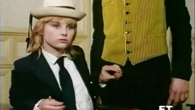 Djevojka posluša intervju isteri seks video