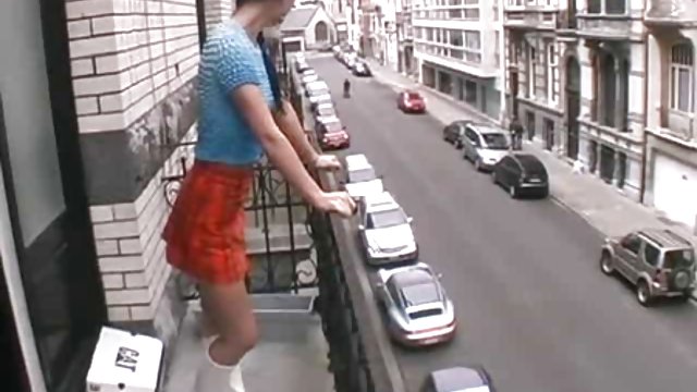 Zrelka je sanjala da je jebeno na free hd seks kauču
