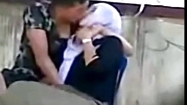 Stavio sam prst u sex tube trio dupe svoje žene
