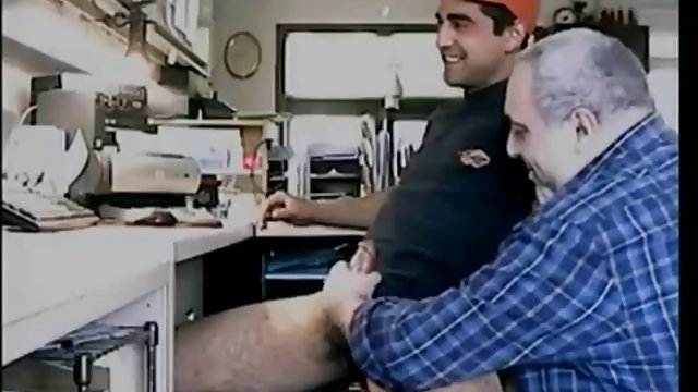 Mlada dama masturbira zadruga seks video rupu u parku