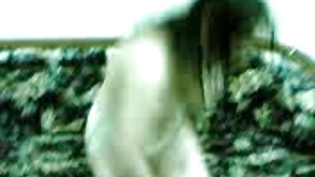 Mršava djevojka milovala animal seks movies je kapu u pjenastoj kadi